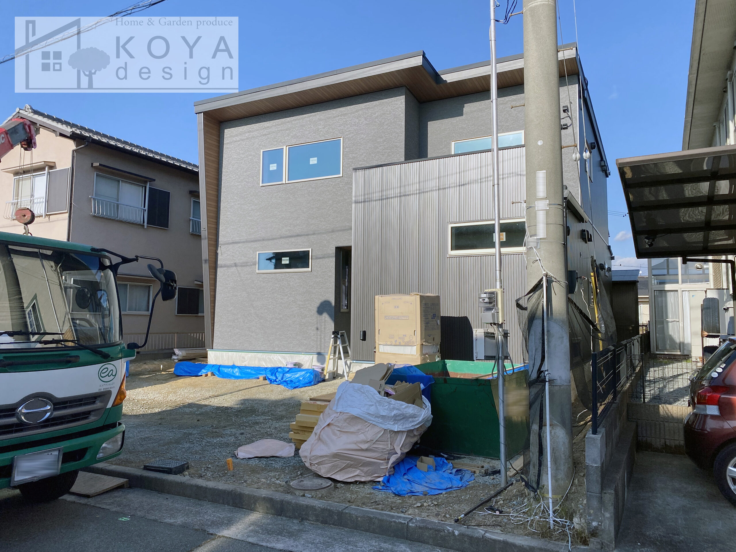 高低差のある敷地を有効活用したシンプルモダンな二世帯住宅