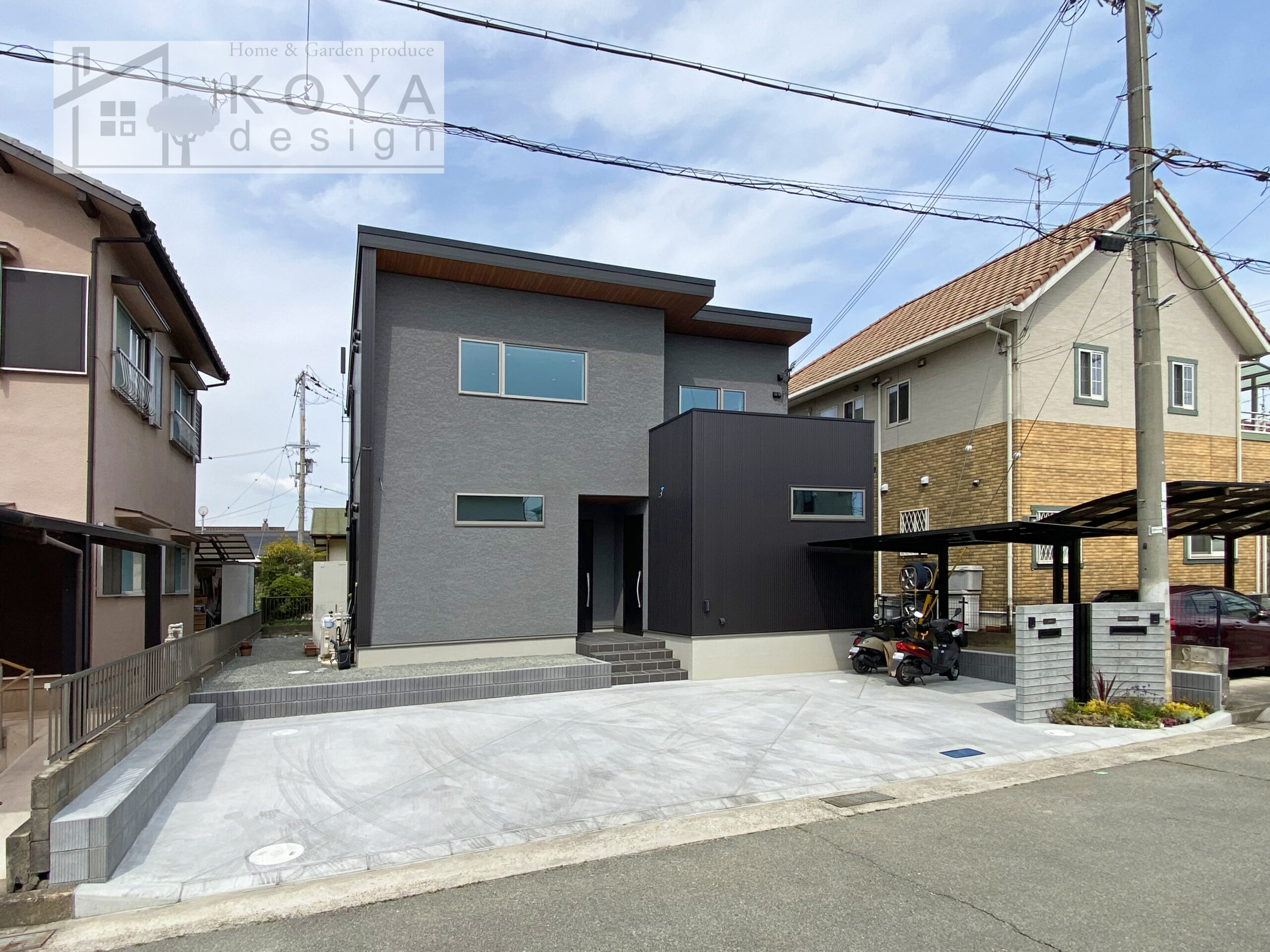 高低差のある敷地を有効活用したシンプルモダンな二世帯住宅
